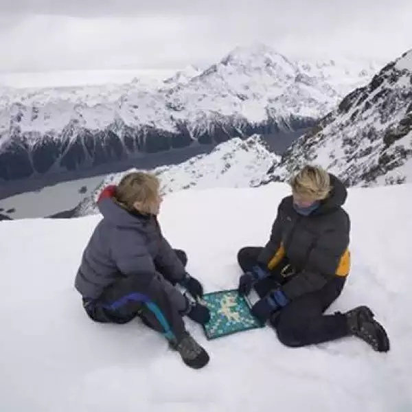 El juego estuvo más que frío cuando los fanáticos Nicola Graham y Bim Hargreaves tomaron un descanso de su excursión a 2749 metros sobre el nivel del mar en el Monte Cook en Nueva Zelanda para jugar.