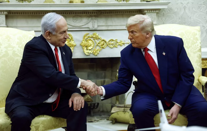 El presidente estadounidense, Donald Trump, recibe al primer ministro israelí, Benjamin Netanyahu, en la Casa Blanca en Washington. 