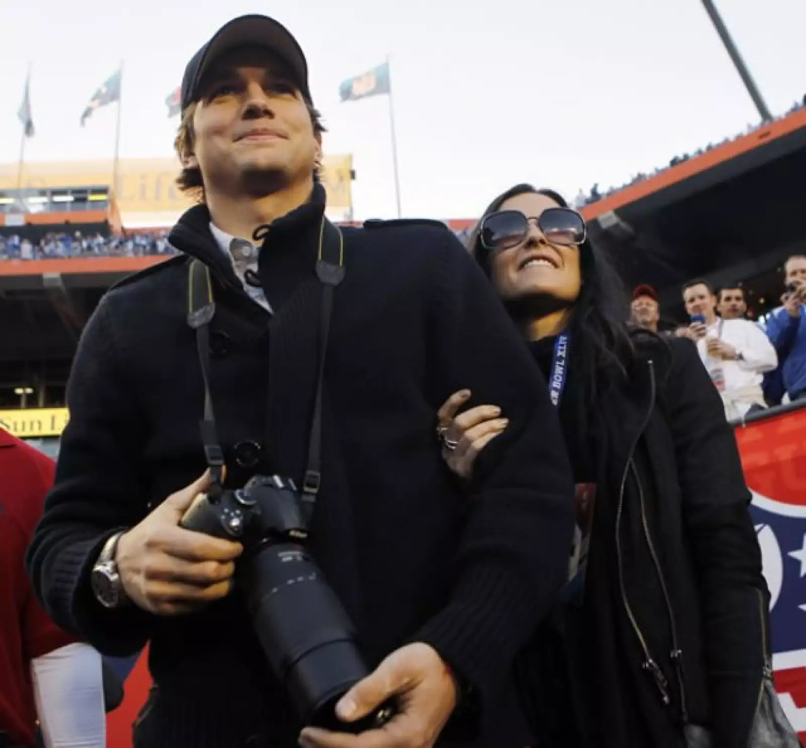 Aquí los vemos muy emocionados en el estadio previo al Super Bowl.