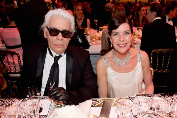 Durante la cena la princesa Carolina y Karl Lagerfeld se sentaron juntos.