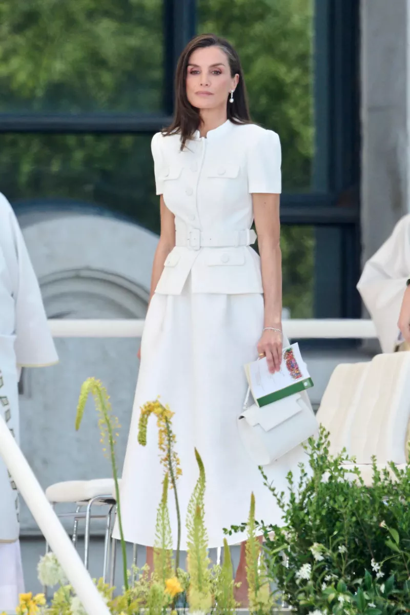 reina letizia self-portrait blanco