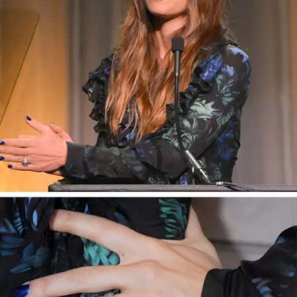 La actriz ha mostrado con frecuencia su gran anillo de compromiso.