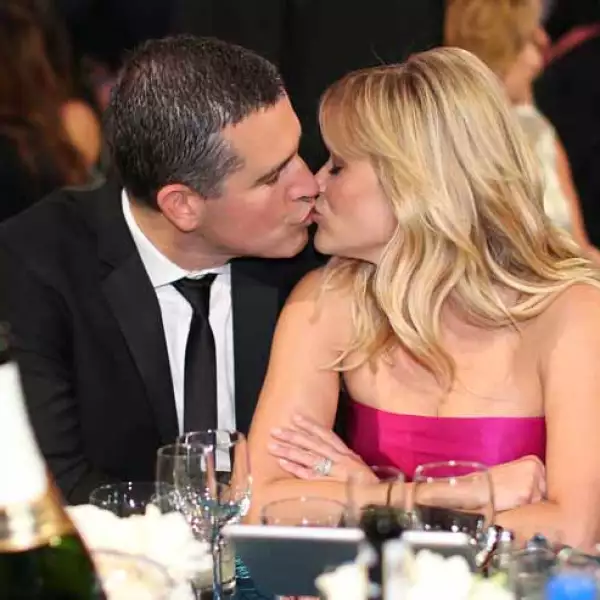 Reese Witherspoon también se sumó al apartado de los enamorados, con un tierno beso a su esposo.