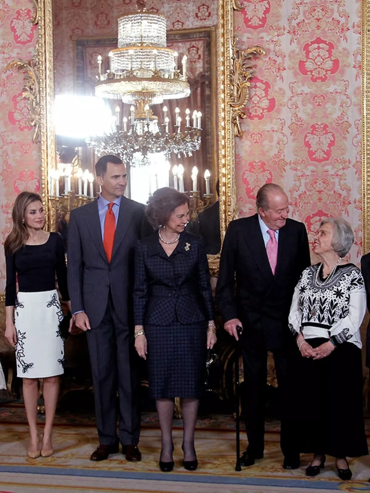El Rey de España y su familia destacaron el trabajo literario y periodístico de la escritora mexicano.