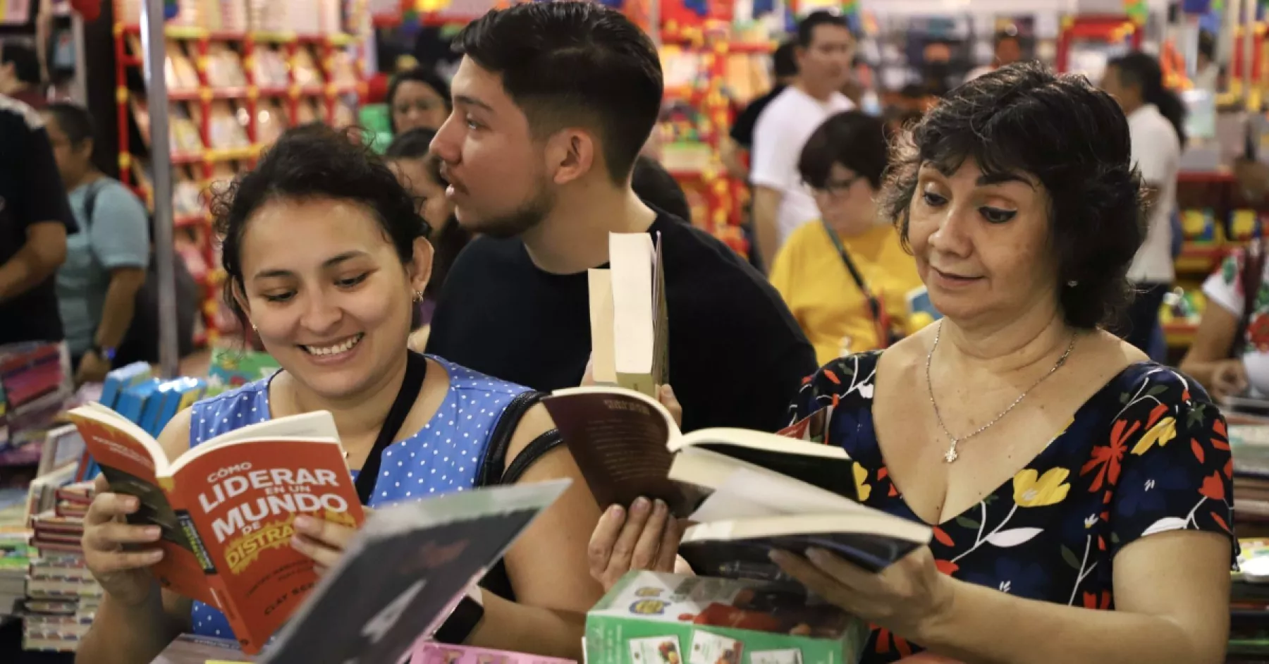 ¿Qué leemos más en México? Libros de superación personal o religiosos, según el Inegi