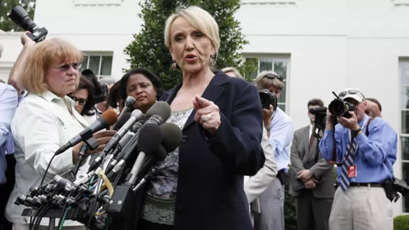 La gobernadora de Arizona, Jan Brewer, en conferencia de prensa