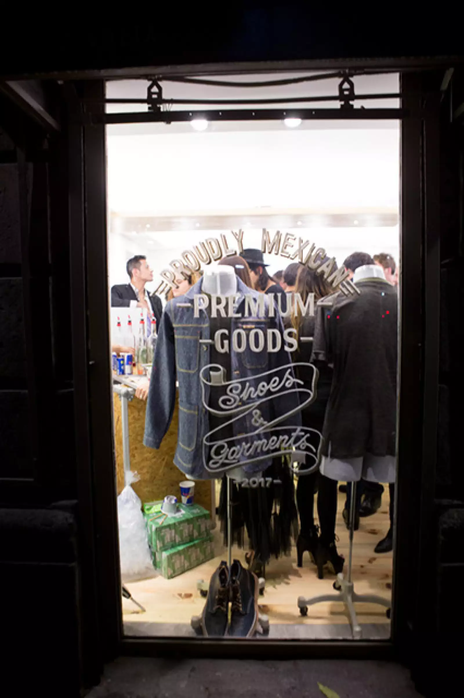 Apertura de la primera tienda de su marca "Prima Volta" de Anuar Layon