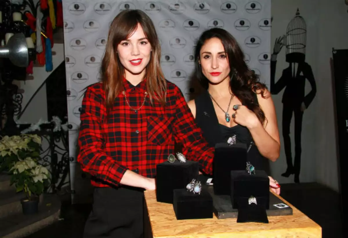 Las actrices y diseñadoras celebraron este jueves el cierre de su año de proyectos dando a conocer los nuevos diseños de su marca "Resurrexión" en una boutique de Polanco.