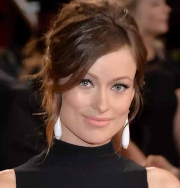 Olivia es otra de las famosas que posee un rostro tan bello que no requiere de mucha producción.