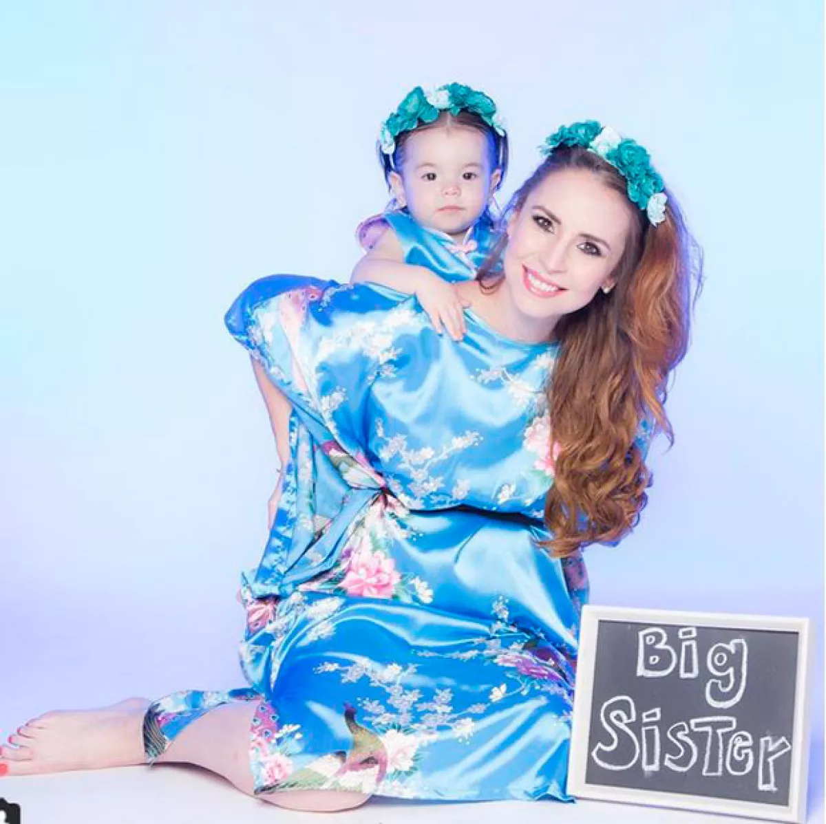 La pequeña Regina está feliz con su papel de hermana mayor.