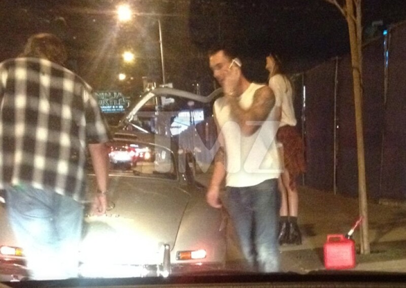 El glamur de su paseo en Mercedes se opacó por un momento cuando éste se quedó sin gasolina.