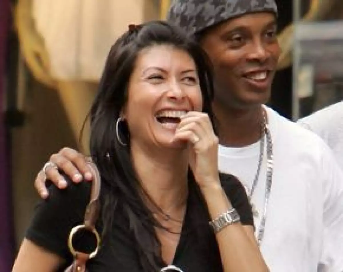 La modelo chilena María José López mantendría una relación amorosa con el futbolista, lo que habría provocado la ruptura de su matrimonio con el mediocampista del West Ham United, Luis Jiménez.