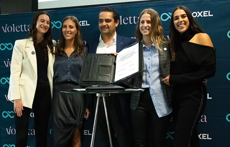 Sasha Glatt, Floretta Mayerson, Carla Pilgram y Sara Kalach, fundadoras de Violetta, con Gustavo Gutiérrez Galindo, fundador y CEO de Broxel