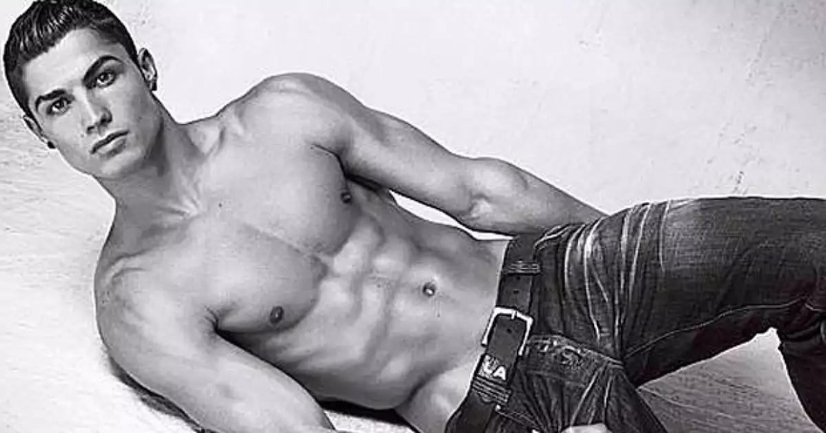 El futbolista suplió a David Beckham como portavoz de Armani Underwear.