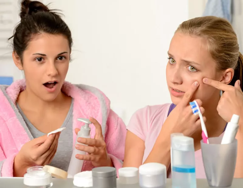 Estos 10 productos son un NO definitivo al momento de pensar en ponerlos en la cara. En vez de hacerle bien, le harán un daño a tu piel inimaginable.