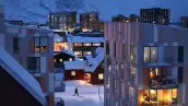 Un hombre camina por una calle cubierta de nieve entre edificios residenciales en el centro de la ciudad el 19 de enero de 2026 en Nuuk, Groenlandia. Los líderes europeos están programados para reunirse a finales de esta semana para formular su respuesta a los EE. UU. La reciente amenaza del presidente Donald Trump de aranceles punitivos contra los países que obstruyan su deseo de adquirir Groenlandia.