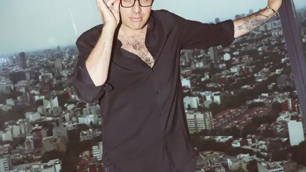 El productor mexicano Fernando Rovzar posa en este shooting en la Ciudad de México. 
