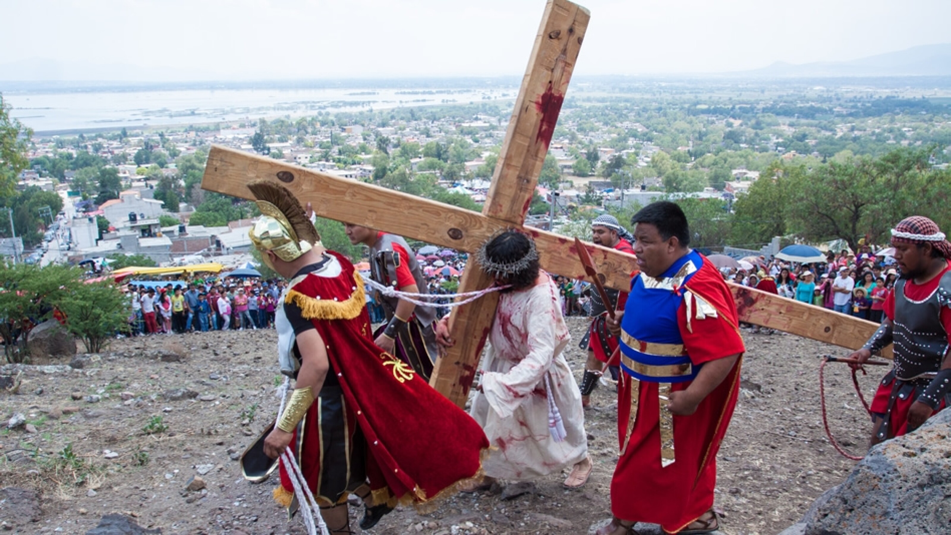 Fieles asisten a representación del Vía Crucis en varias partes de México