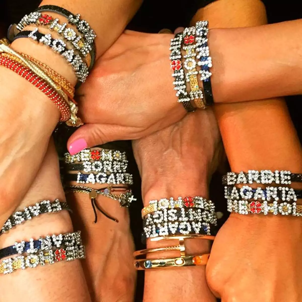 La conductora y sus amigas una vez más demostraron lo unidas que son al sellar su amistad con un símbolo muy 'bling bling'.