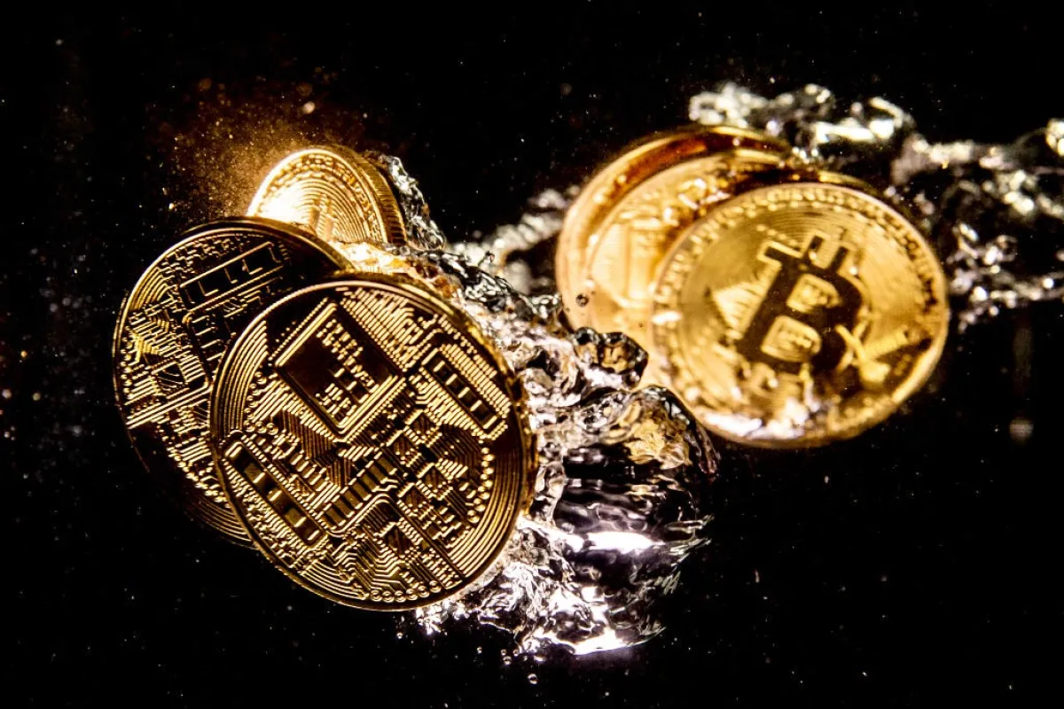 Ilustración de criptomonedas sumergidas en agua.