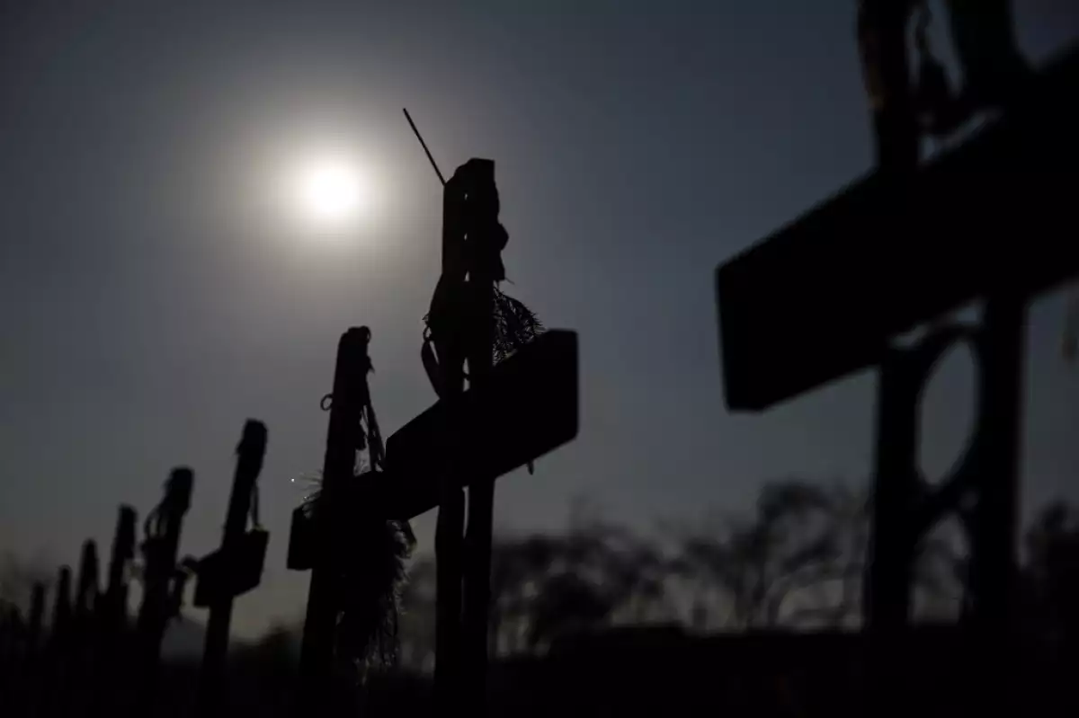 Vista de tumbas en el sector llamado "Patio 29", declarada Monumento Histórico en 2006, que se utilizó durante la dictadura militar para enterrar clandestinamente a políticos ejecutados, en el Cementerio General de Santiago, tomada el 30 de agosto de 2023, el día en que el presidente de Chile, Gabriel Boric, presentó el Plan Nacional de Búsqueda de los Desaparecidos para encontrar víctimas desaparecidas de la dictadura de 1973 y 1990. Chile lanzó el miércoles un Plan Nacional de Búsqueda de los Desaparecidos, la primera iniciativa oficial 50 años después del golpe de Estado de Augusto Pinochet para recopilar información sobre el destino de las 1,162 personas cuyo paradero se desconoce.