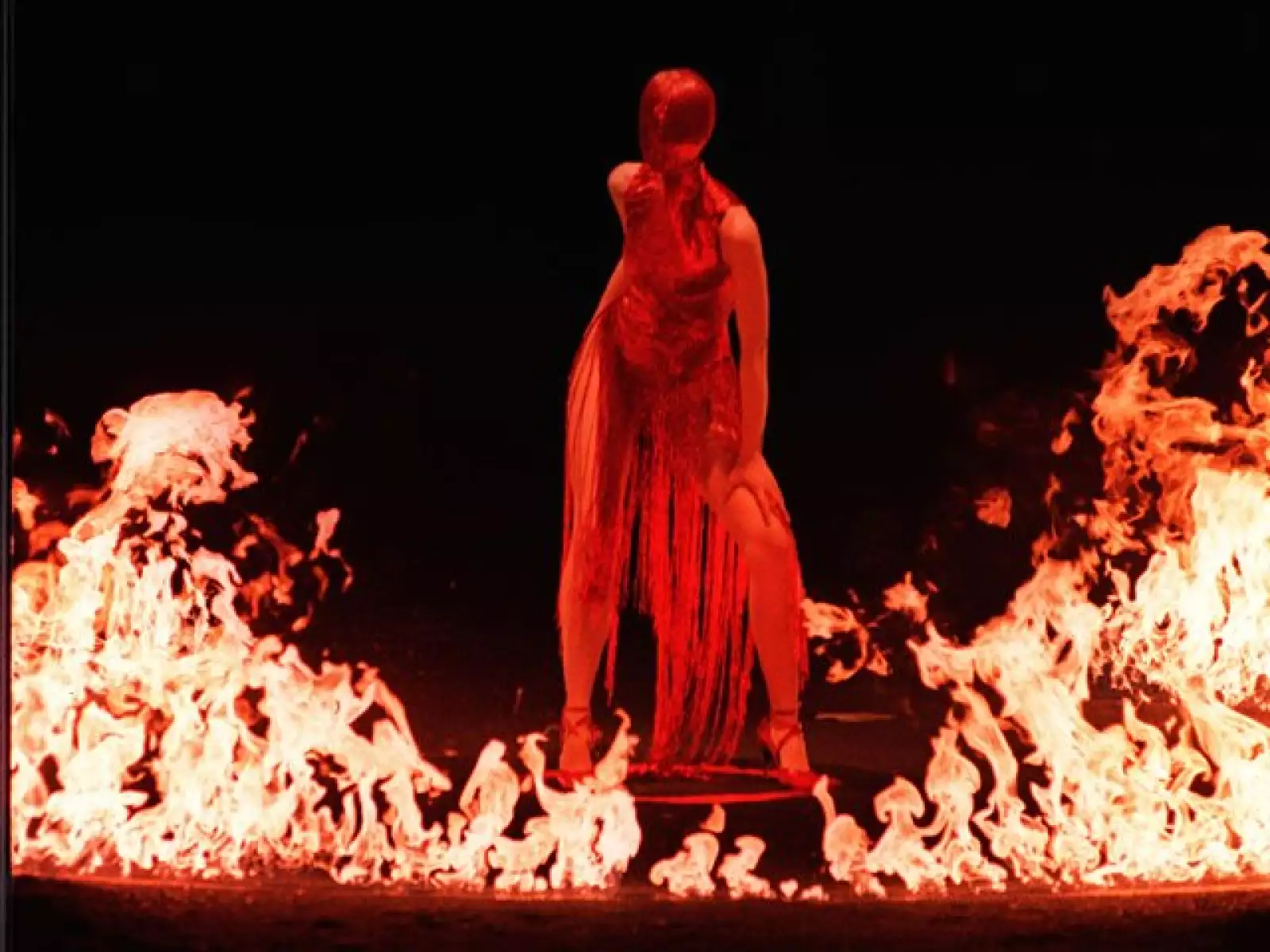 Sus presentaciones eran mucho más que pasarelas: McQueen se esforzaba por mostrar todo un espectáculo alrededor de sus colecciones.