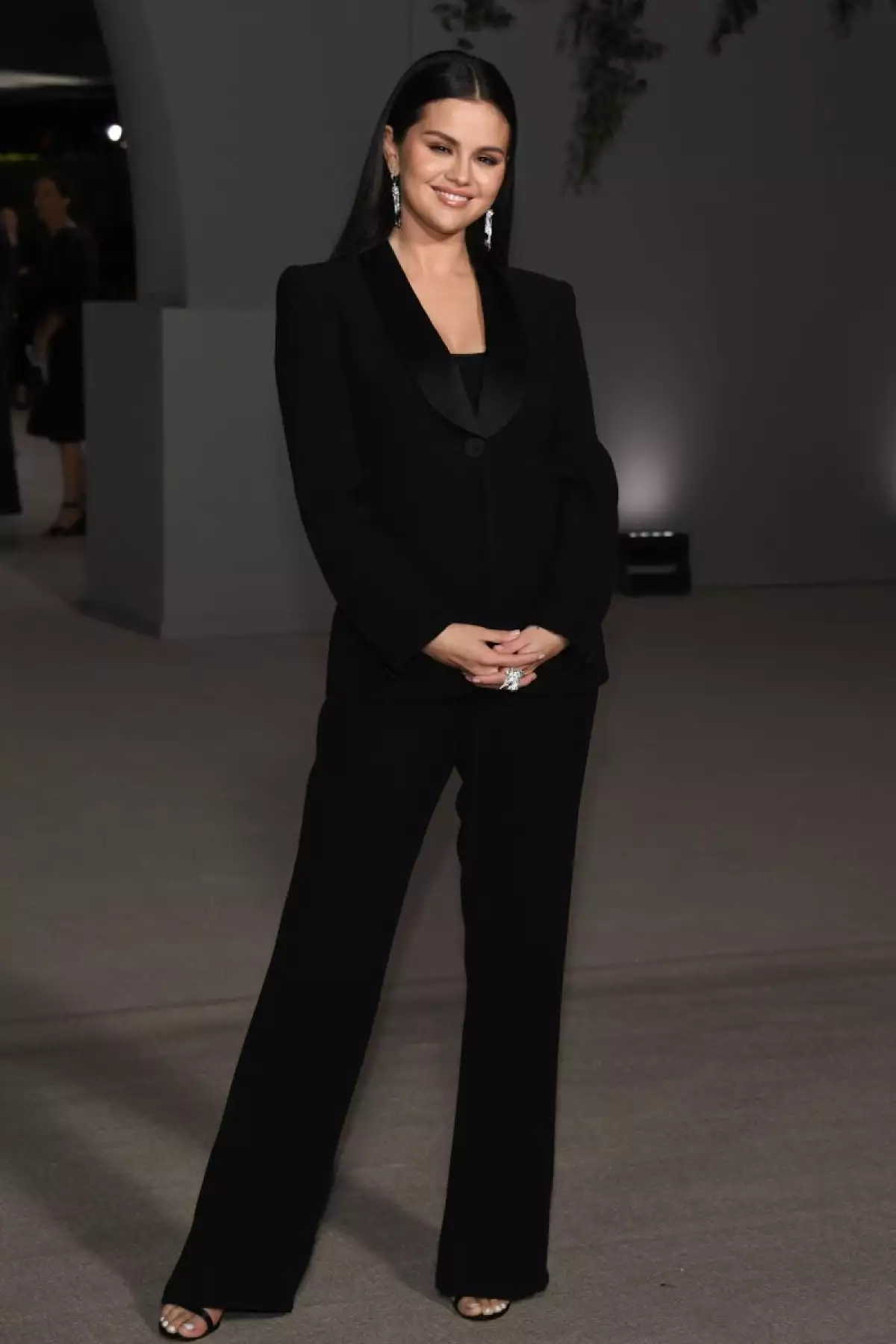 Selena Gomez viste un elegante traje negro y sonríe para la cámara