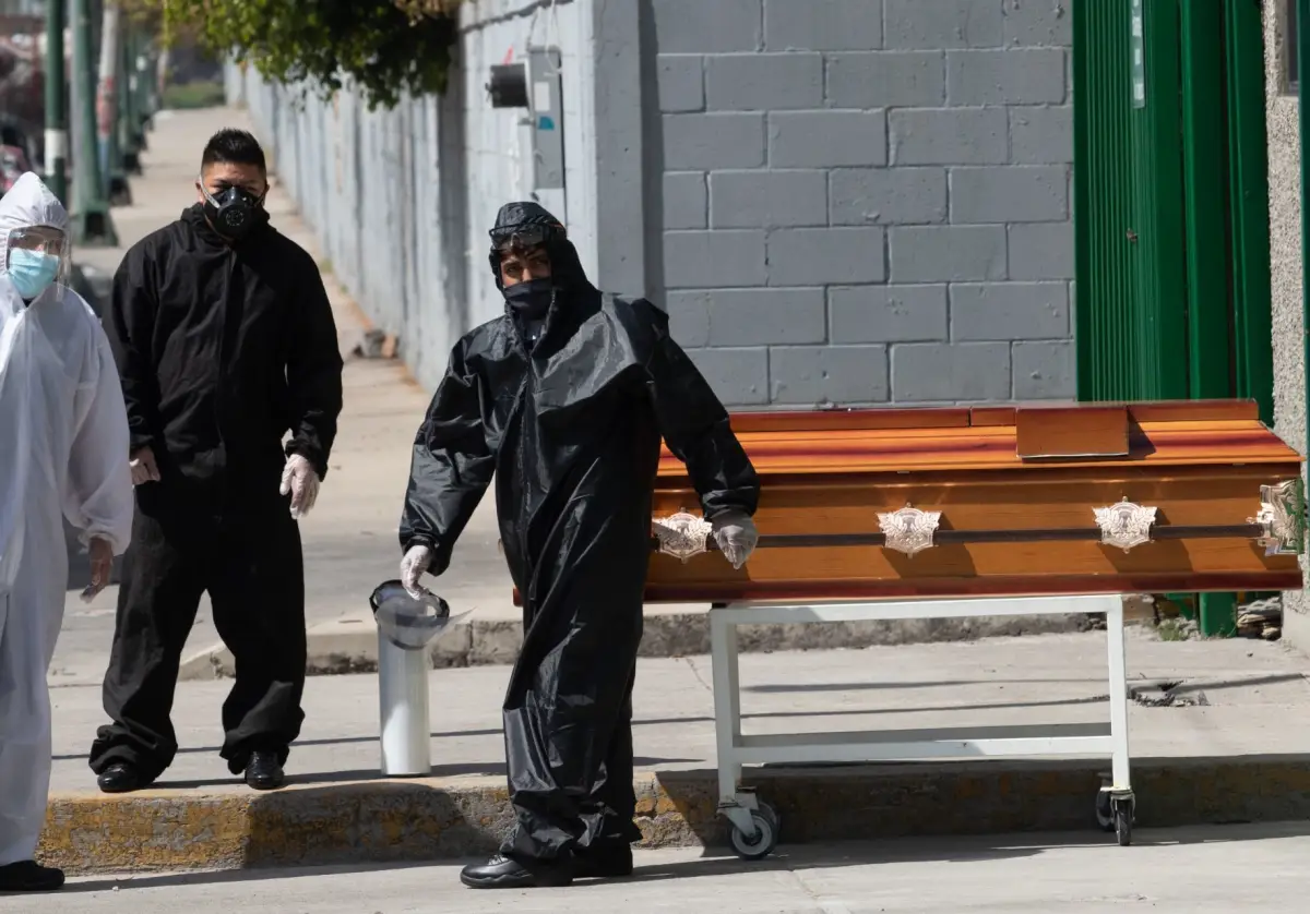 Personal de una funeraria acudieron a realizar traslados de muertes a causa de COVID-19