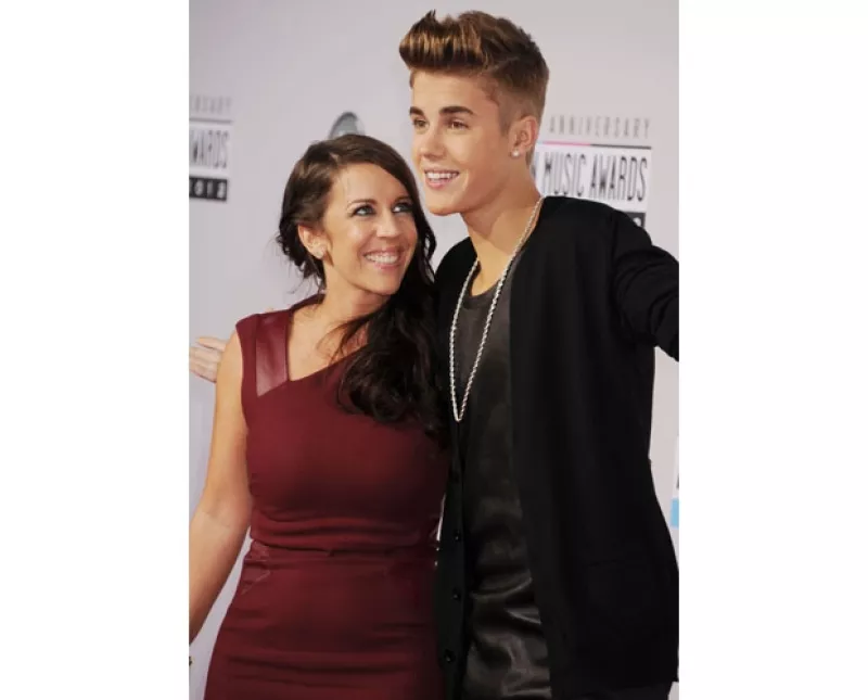 Patti Mallette, la joven madre del astro pop de 19 años, argumenta que las acciones de su hijo son normales para alguien de su edad y que para ella él no es una figura pública sino sólo su hijo.