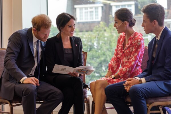 Harry y Meghan con jóvenes en los Well Child 2018