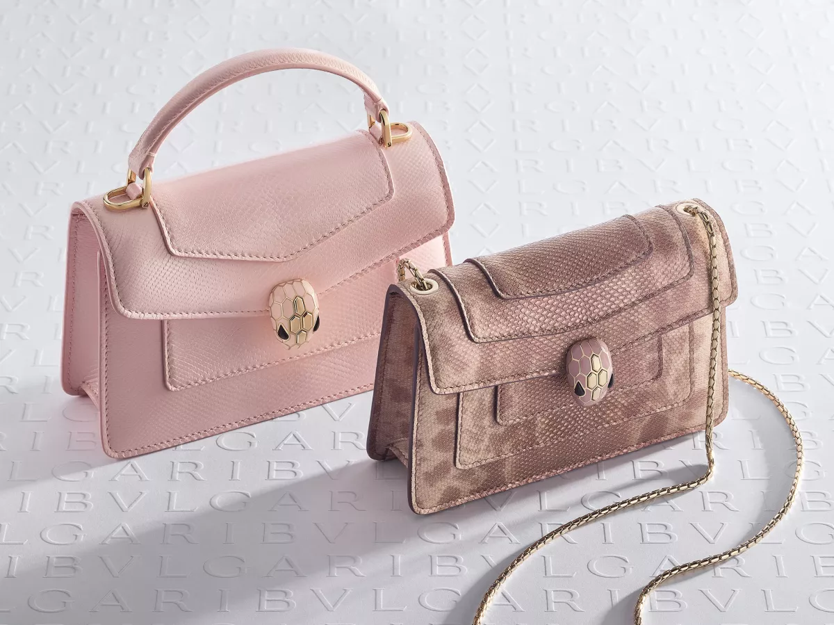 Bulgari presenta su colección Serpenti en bolsas doradas para este verano