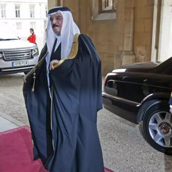 el rey de bahrein llega al desayuno