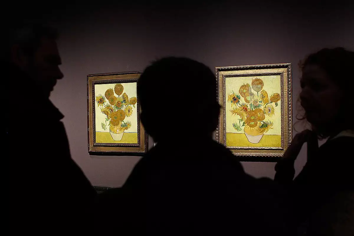Two Versions Of Vincent Van Gogh's Sunflower Paintings Reunited The National Gallery