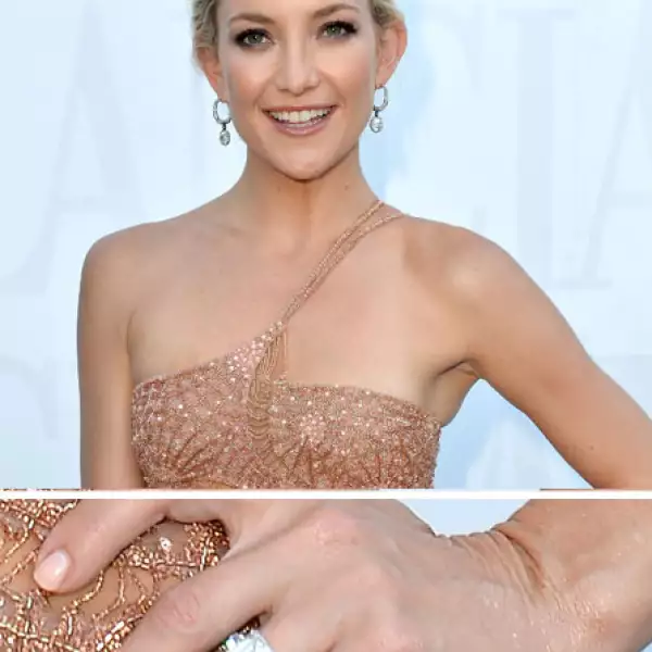 La guapa rubia dejó a la prensa registrar la gran piedra que llevaba en su mano izquierda.