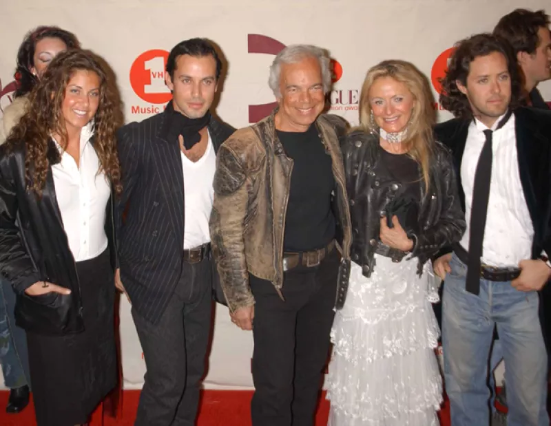 Estos papás, además de tener mucho estilo, son dirigentes de las firmas más importantes en la industria de la moda. ¡Felicidades!