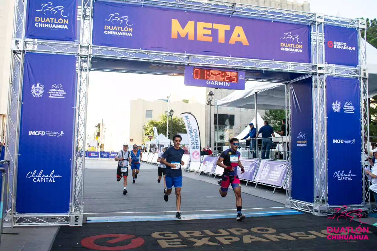 Concursantes del duatlón de Chihuahua causando la meta