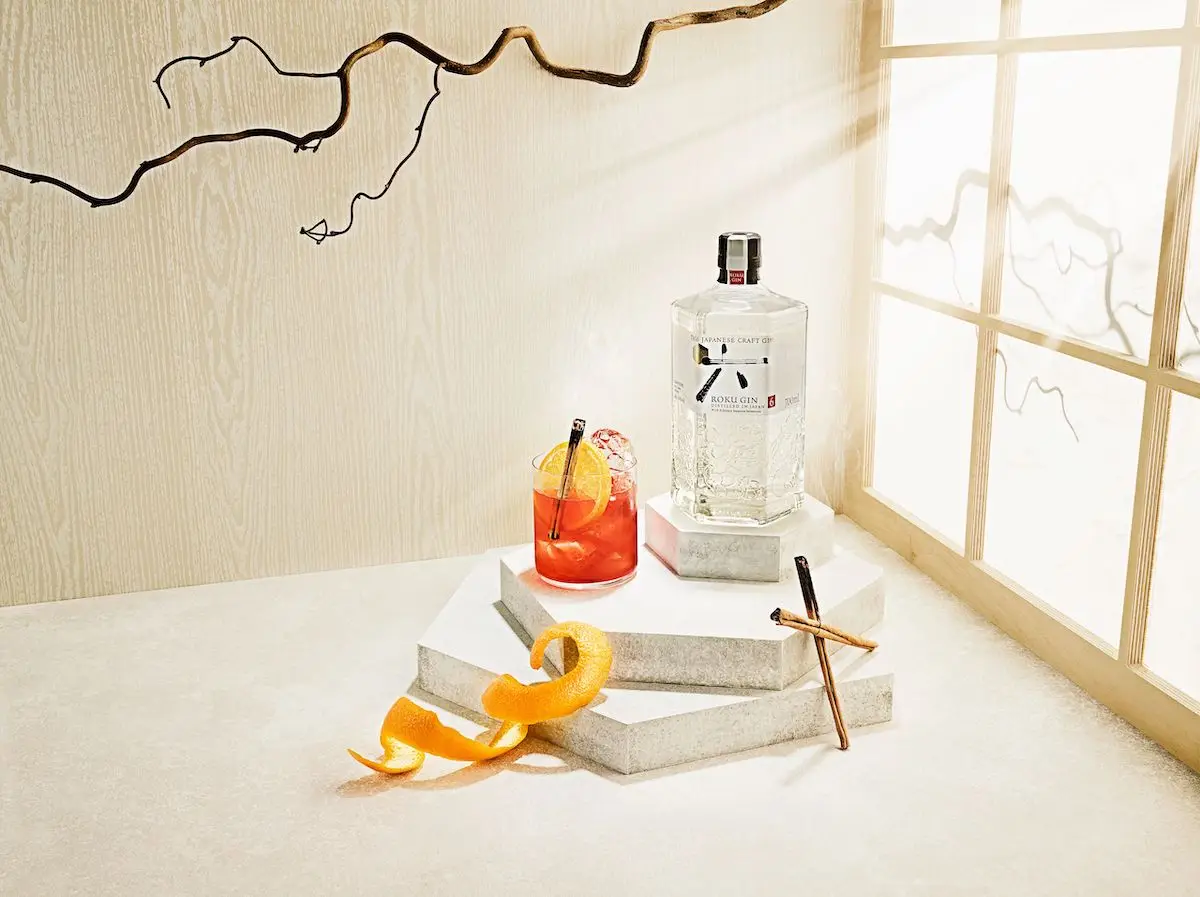imagen de la botella de Roku Gin y un coctel Roku Negroni que es la reinvención de uno de los aperitivos legendarios.