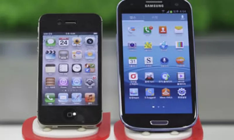 Ambas empresas están enfrascadas en una lucha por la supremacía en el mercado global de los teléfonos inteligentes.  (Foto: AP)