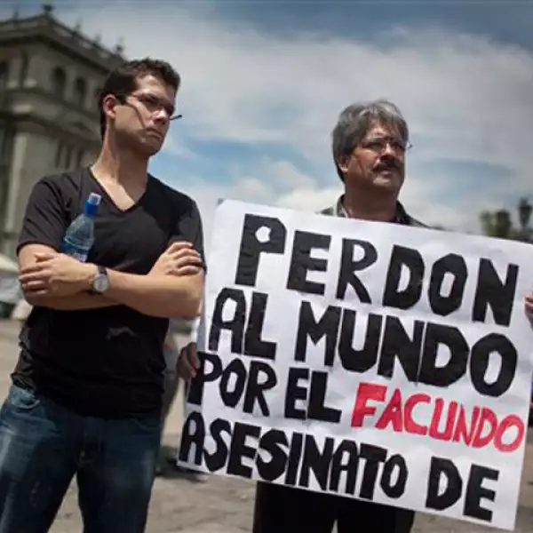 En 1976 se exilió en medio de la dictadura militar que gobernó Argentina hasta 1983, y siguió con su carrera musical en México.