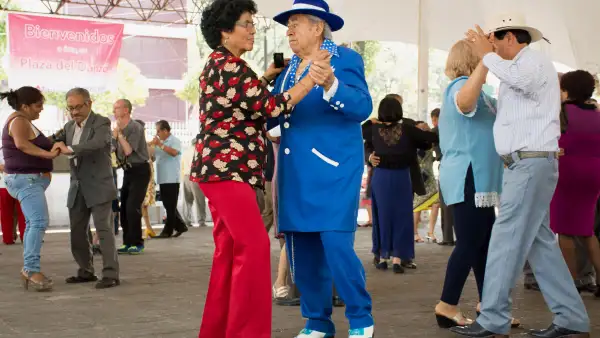 Pareja de adultos mayores baila en la Ciudadela de la CDMX.