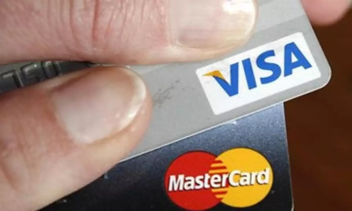 La tasa de interés efectiva de las tarjetas de crédito se redujo a 24.1% en abril pasado. (Foto: Reuters)