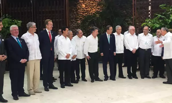 El presidente Enrique Peña Nieto fue uno de los participantes en la ceremonia con la que se puso fin a conflicto armado.