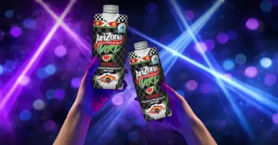 Manos sostienen las bebidas de Arizona Hard en un fondo que asemeja una fiesta con luces neón.