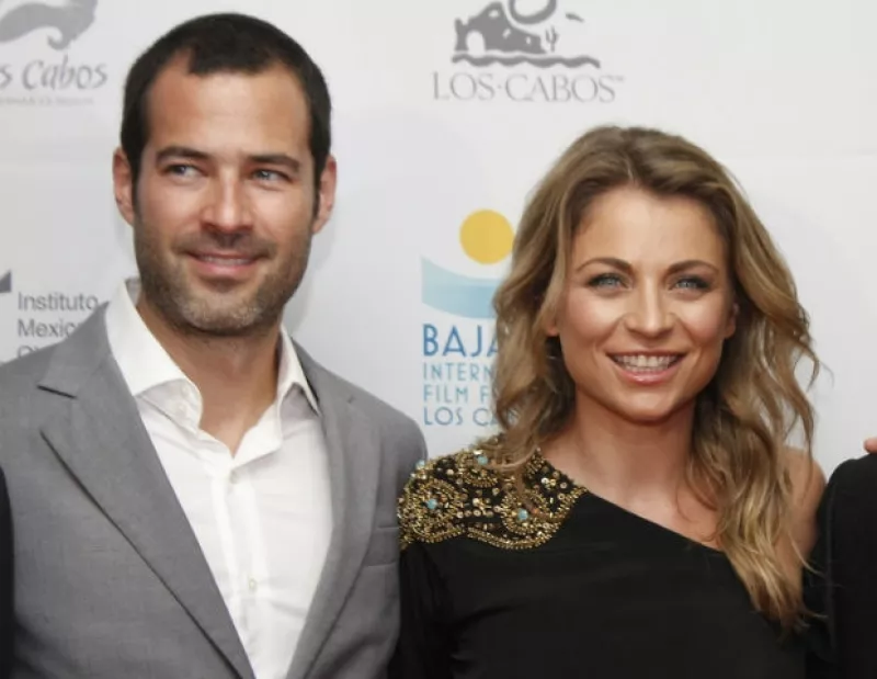 La noche de ayer, la guapa actriz llegó acompañada de su esposo a la alfombra roja de "Volando Bajo", película que protagonizó y tuvo su estreno mundial en el Baja International Film Festival.