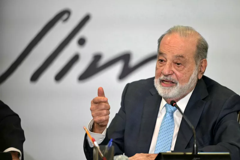 Carlos Slim vs. el superpeso: ¿cómo el dólar barato le pegó a sus empresas en 2025?