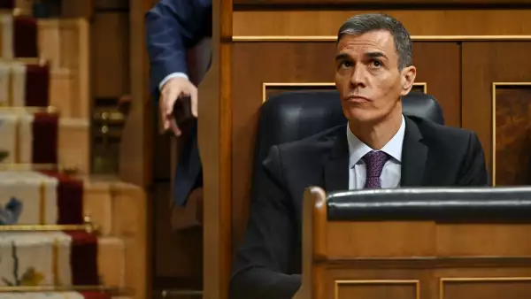El primer ministro de España, Pedro Sánchez, asiste a una sesión plenaria en el parlamento español de Madrid el 9 de julio de 2025, sobre los casos de corrupción que afectan al Partido Socialista Español (PSOE). (Imagen principal del artículo web "La figura de Pedro Sánchez se tambalea en España: ¿por qué exigen su dimisión?")