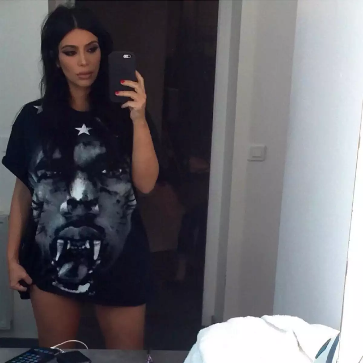 Con una t-shirt que muestra la cara de Kanye, Kim subió una foto a instagram para alabar a su esposo.