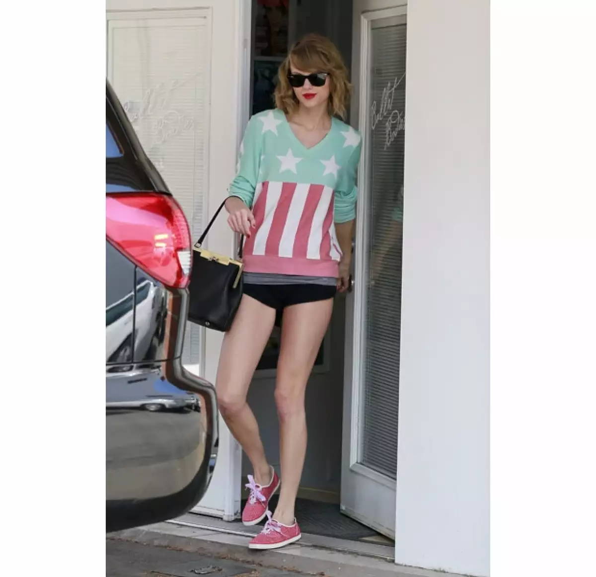 Swift ha optado por outfits de bajo costo, los cuales luce a la perfección.