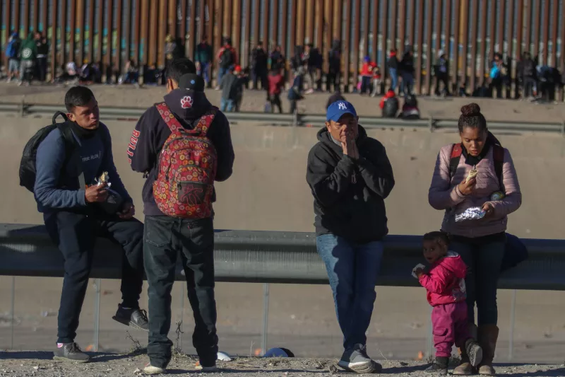 Decenas de migrantes siguen en espera de cruzar a los Estados Unidos por la frontera de Ciudad Juárez, sin embargo los militares del país vecino mantienen vigilada la zona y colocaron una amplia reja de seguridad. El Departamento de Seguridad Nacional de Estados Unidos indicó en un comunicado de prensa, que las personas y familias que intenten ingresar sin autorización están siendo expulsadas, según lo exige la orden judicial en virtud de la autoridad de salud pública del Título 42, o se les coloca en procedimientos de deportación.