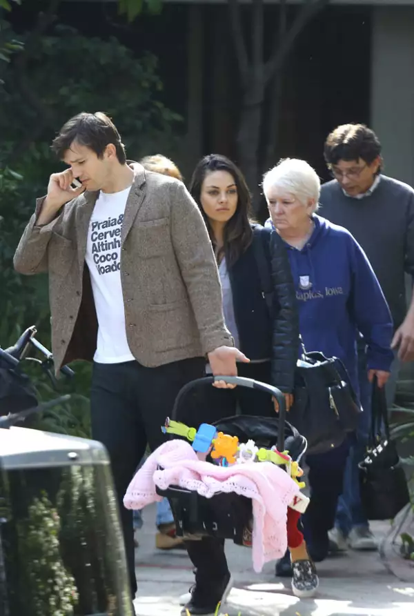 Ashton Kutcher atendió una llamada en su celular durante el paseo, en el que fueron acompañados por los padres de Mila.